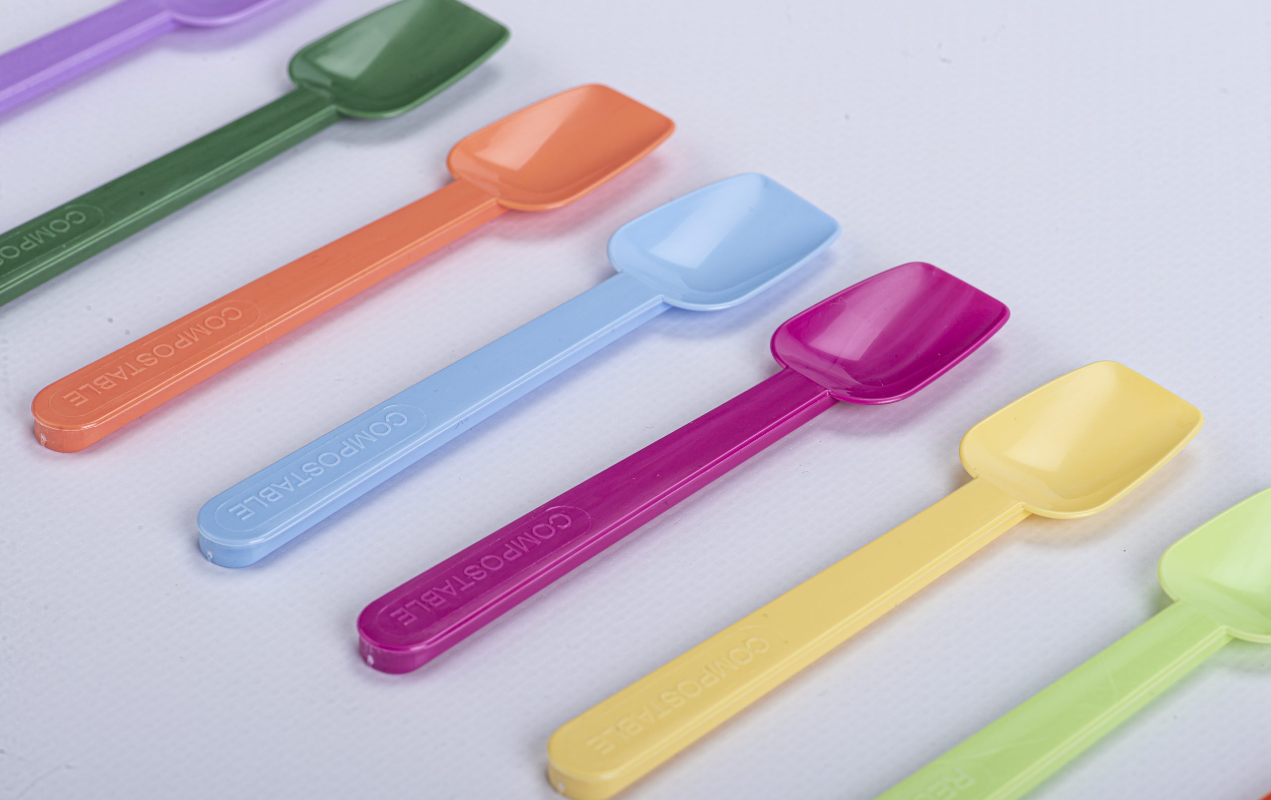 cucharas compostables de diferentes colores