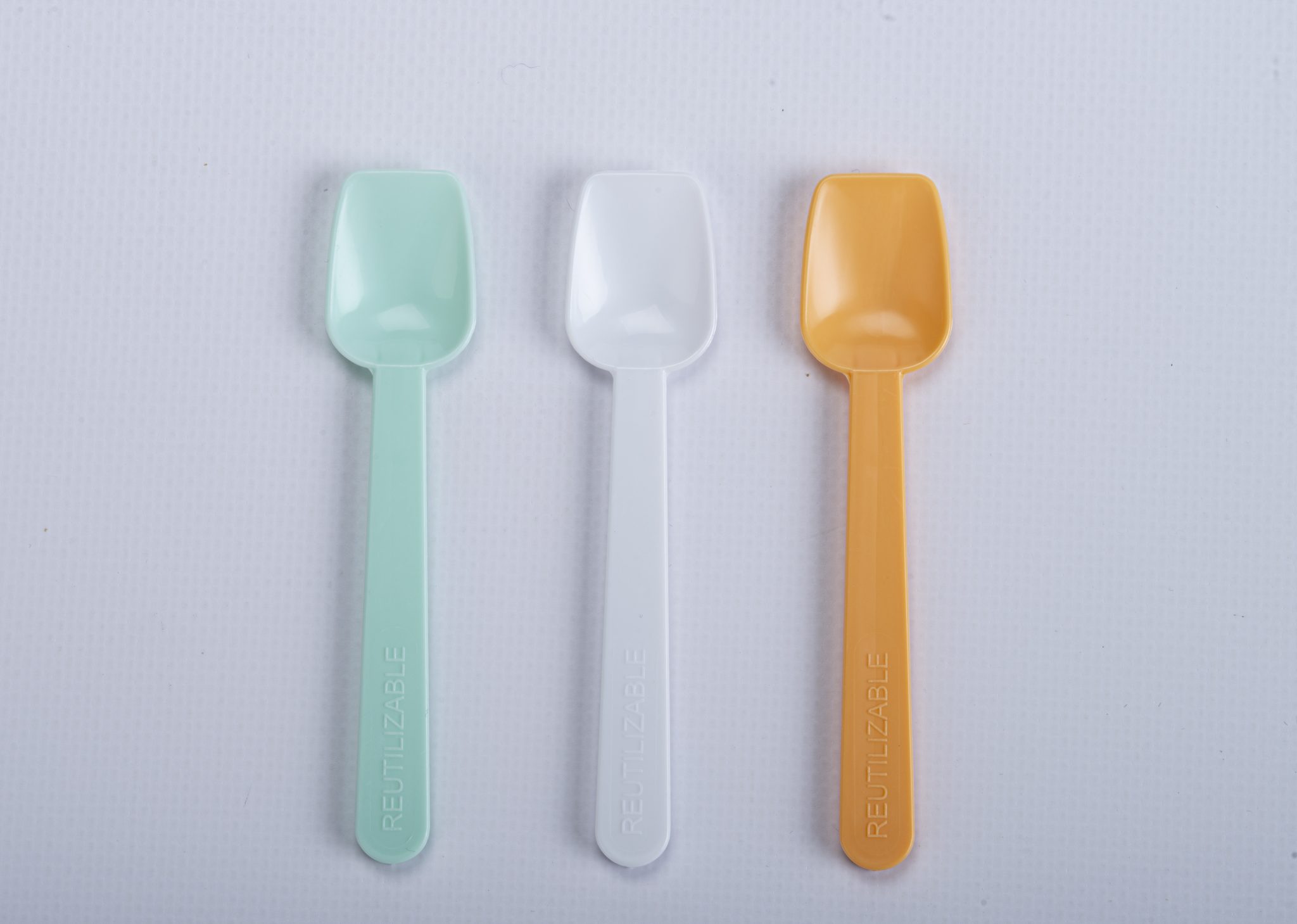 Cucharitas reutilizables de diferentes colores