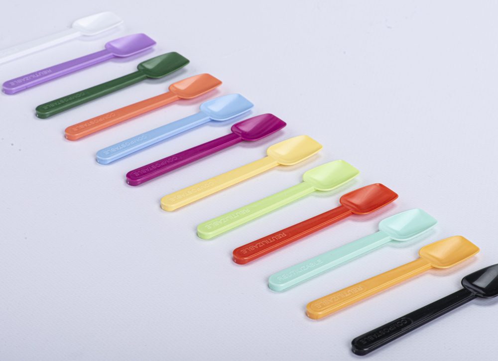 cucharas reutilizables de diferentes colores