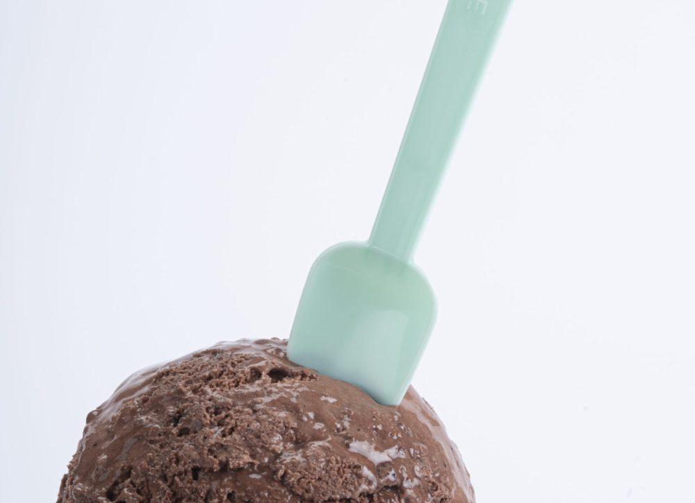 cuchara reutilizable con copa de helado